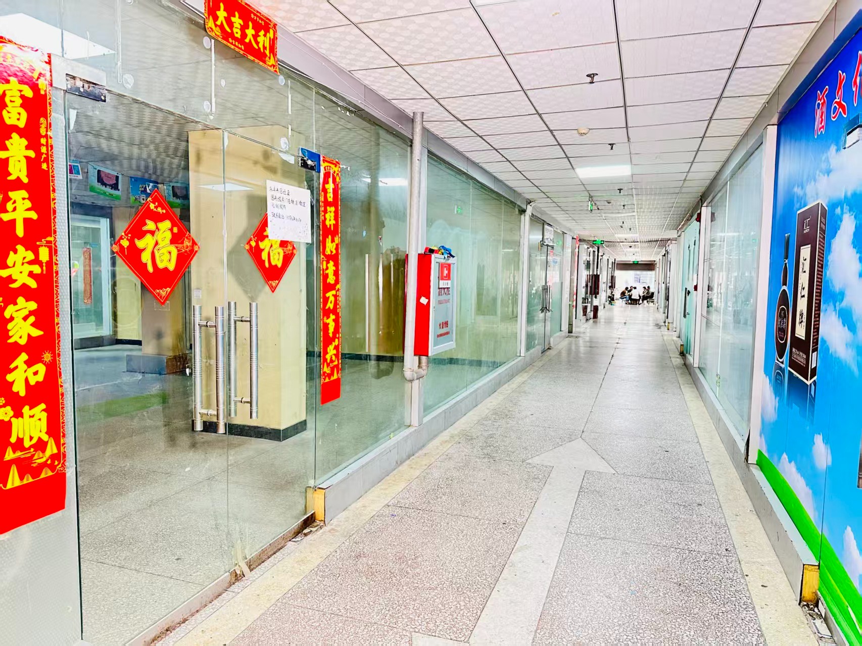 灵泉街园区位于洛阳市老城区春都路商贸核心区域，周边商业氛围成熟，交通便利，配套完善。依托传统副食品商贸资源，园区具备良好的经营基础和人气优势，是企业办公、商品展示、批发零售及创业发展的理想选择。