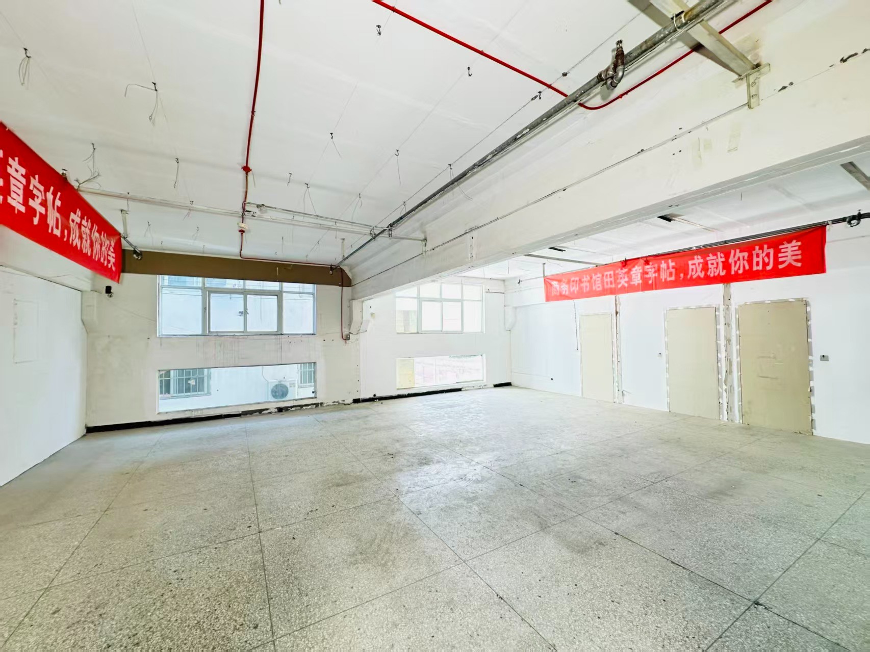 灵泉街重点吸引人工智能应用、数字经济、电商直播、智能制造服务、软件开发、科技创新企业及创业团队入驻